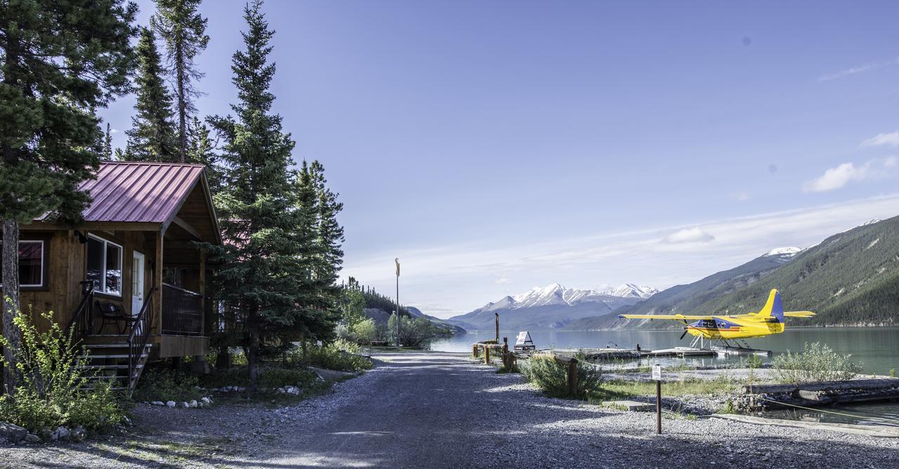 Northern Rockies Lodge Muncho Lake 외부 사진