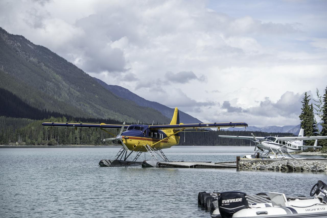 Northern Rockies Lodge Muncho Lake 외부 사진