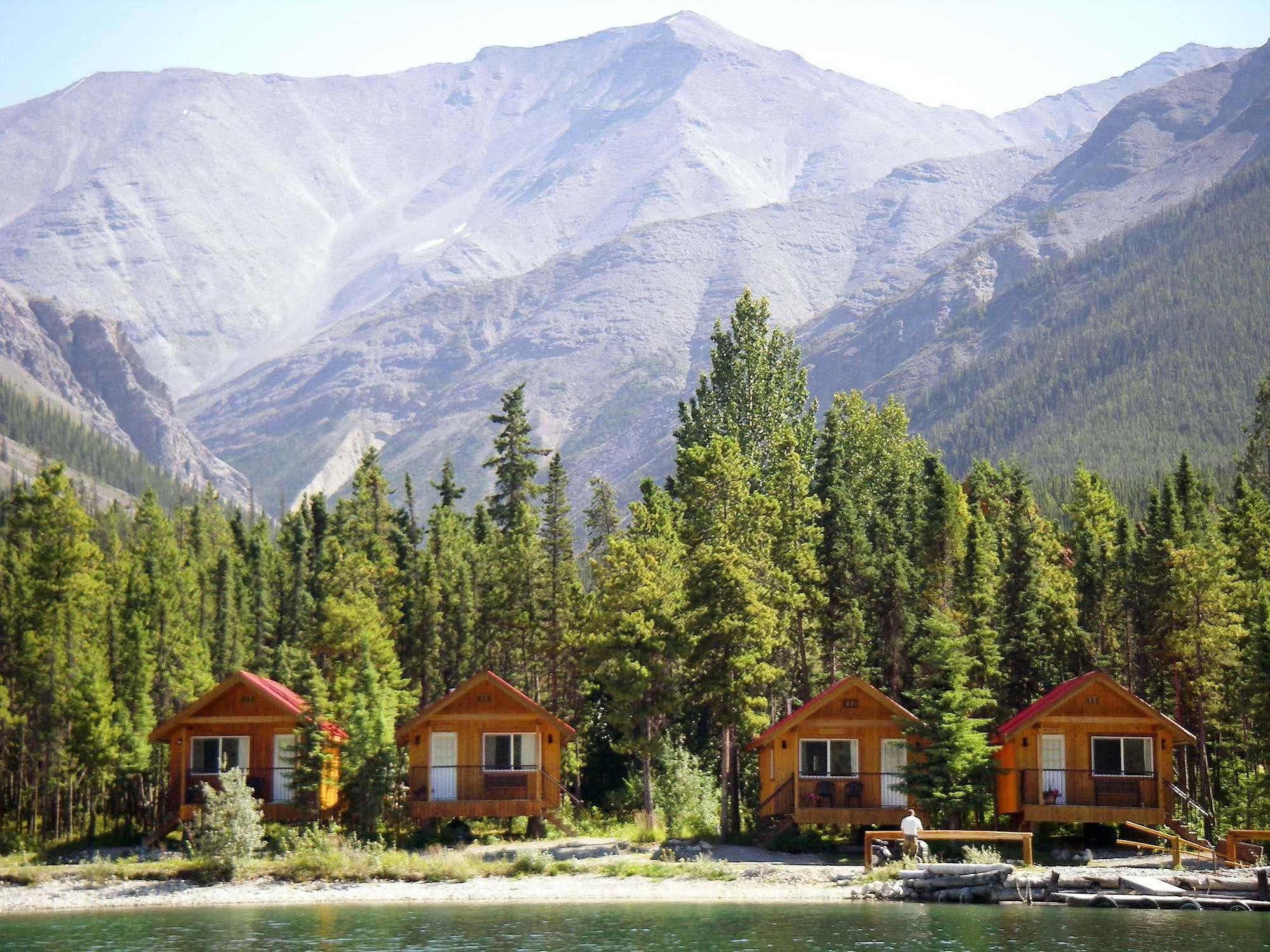 Northern Rockies Lodge Muncho Lake 외부 사진