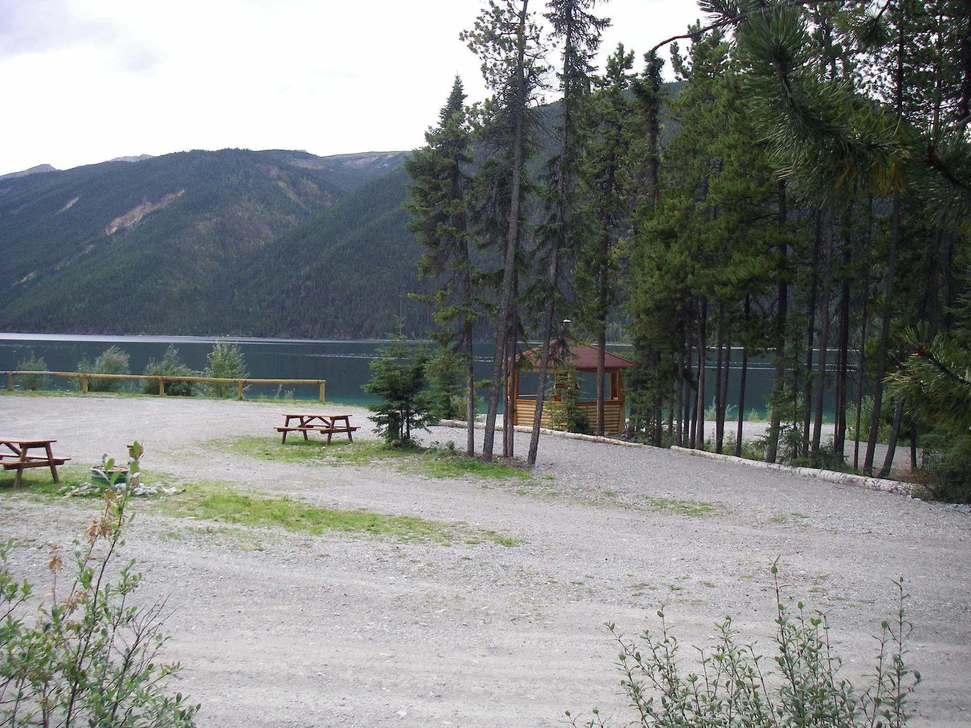 Northern Rockies Lodge Muncho Lake 외부 사진